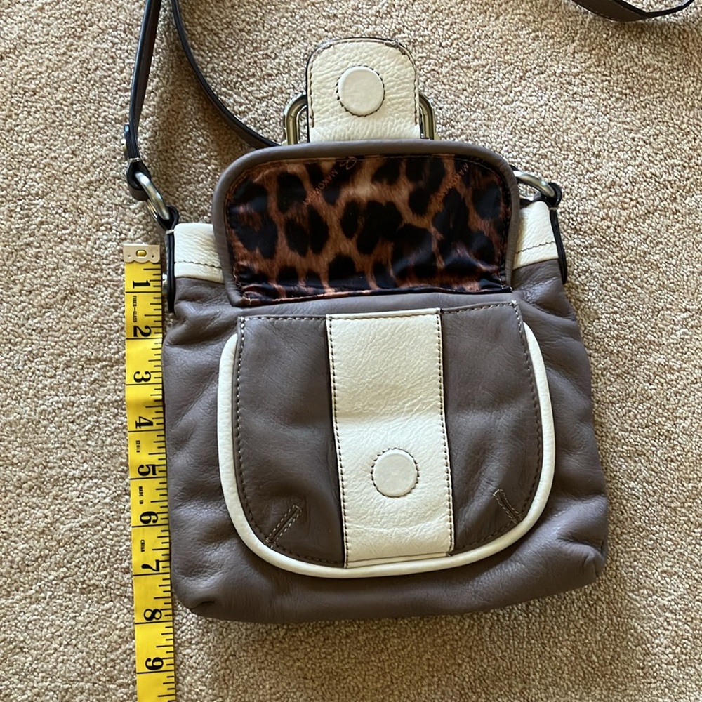 B MAKOWSKY CROSS BODY WITH ENCLOSED WALLET
CLAY AND CREAM COLOR
EX CONDITION - Picture 4 of 11